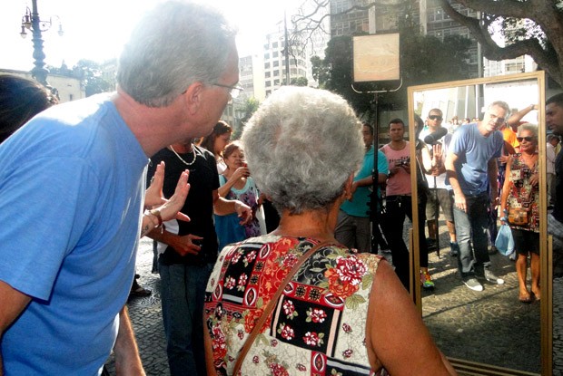 Bial grava com um espelho no centro do Rio de Janeiro (Foto: Na Moral/TV Globo)