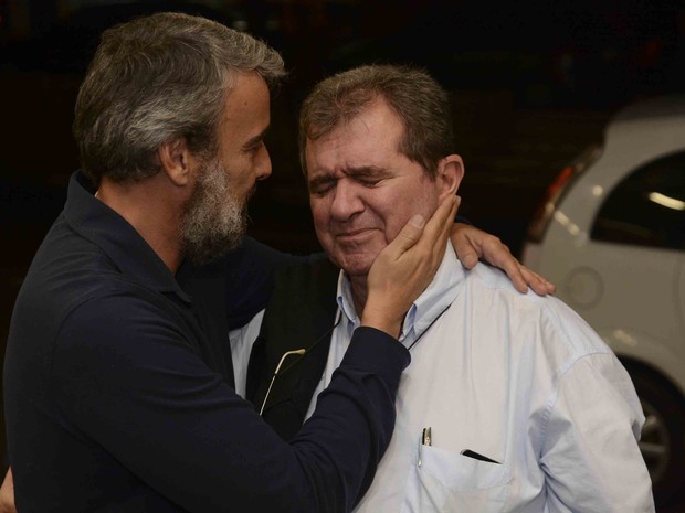 Alexandre Abujamra com Alexandre Borges no velório do pai, Antônio Abujamra, em São Paulo (Foto: Leo Franco e Francisco Cepeda/ Ag. News)