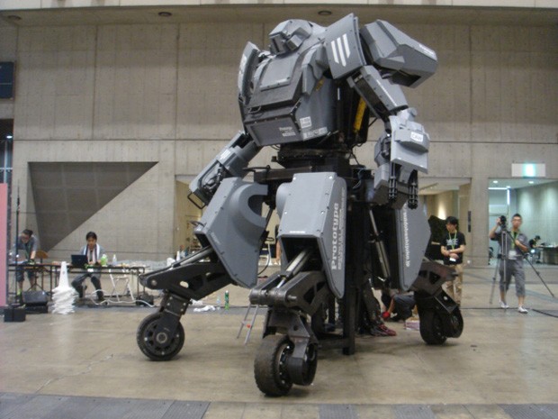 Robô de 4m de altura pode ser comprado por pelo menos R$ 2,5 milhões (Foto: Reprodução)