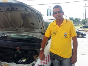 Taxista Plínio Marques reclama da lei do farol aceso (Foto: Penélope Araújo/G1)