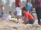 De roupa, Britney Spears brinca de com os filhos na praia 