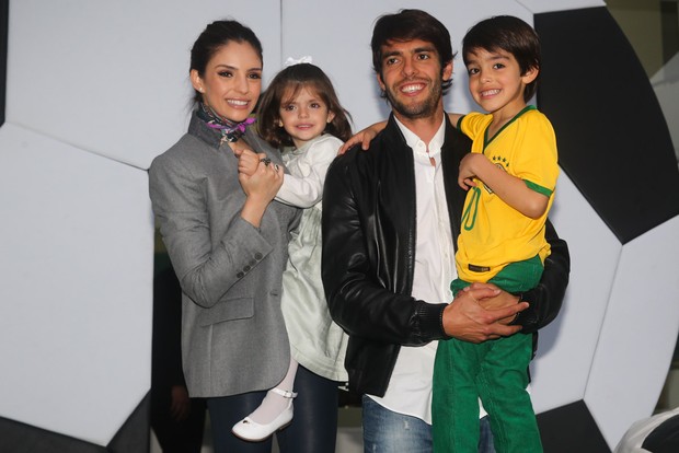 Kaká, Carol Celico e filhos (Foto: Manuela Scarpa/Photo Rio News)
