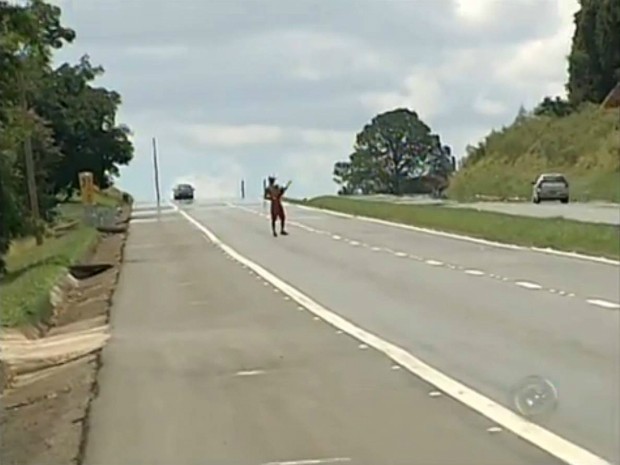 Homem foi flagrado no meio da rodovia com a motosserra (Foto: Reprodução / TV TEM)