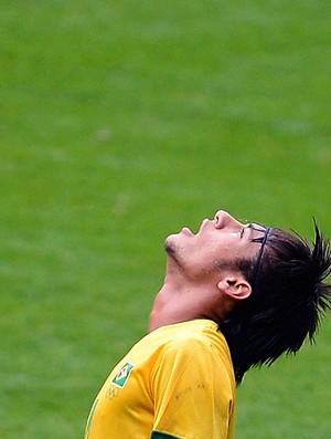 Neymar lamenta gol perdido do Brasil contra a Nova Zelândia (Foto: Reuters)