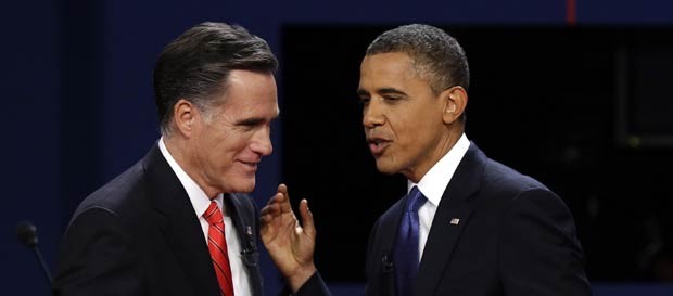 Mitt Romney e Barack Obama conversam após o debate de 3 de outubro em Denver, no Colorado (Foto: AP)