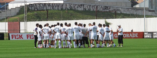 elenco da base do Corinthians no treino para a final da Copa SP (Foto: Gustavo Serbonchini / Globoesporte.com)