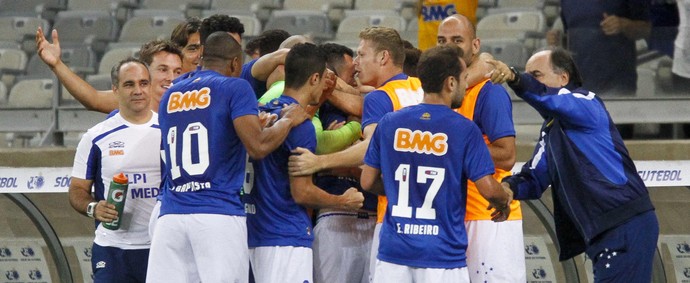 Jogadores do Cruzeiro comemoram gol contra o Santos na Copa do Brasil (Foto: Gualter Naves/Light Press)