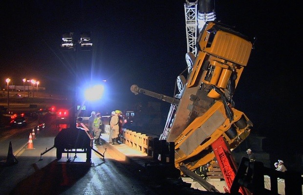 G1 Corpo de operário morto em obra na GO 020 é retirado das ferragens