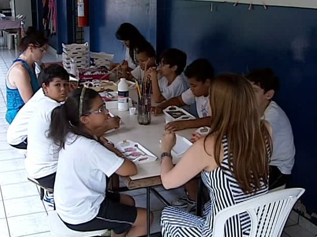 Bazar é montado para ajudar casa de apoio a crianças em Uberlândia (Foto: Reprodução/TV Integração) Bazar é montado para ajudar casa de apoio a crianças em Uberlândia (Foto: Reprodução/TV Integração)