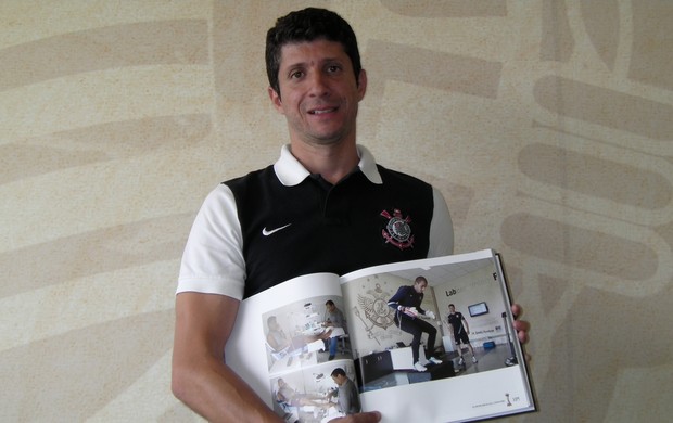 Joseense Luciano Rosa exibe livro de fotos do Corinthians (Foto: Arquivo Pessoal)