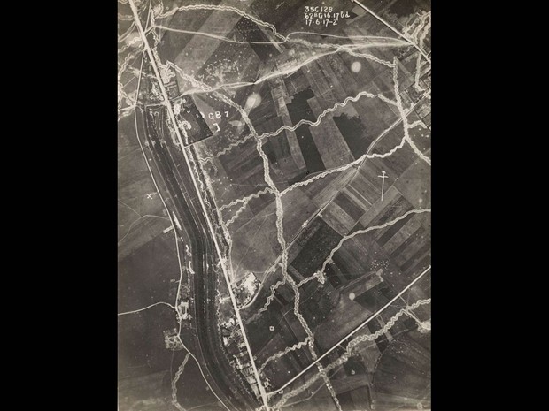 Imagem aérea feita de um avião britânico mostra trincheiras cavadas no Fronte Ocidental, em junho de 1917 (Foto: Reuters/Archive of Modern Conflict London)