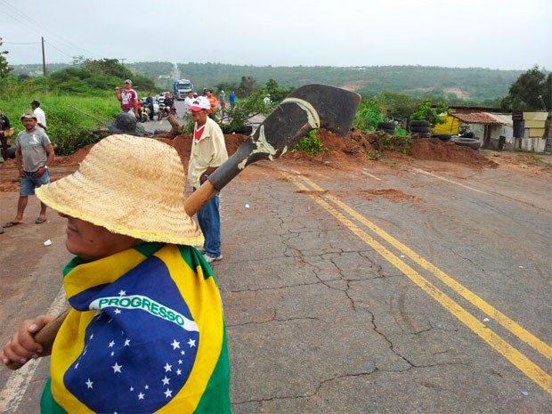 Grupo usou galhos de árvore, terra e pneus para bloquear a pista (Foto: Jorge Talmon/G1)