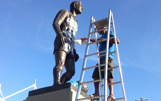 Estátua Garrincha limpa no Engenhão (Foto: Divulgação / Botafogo)