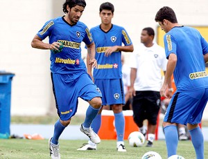 Loco Abreu no treino do Botafogo (Foto: Marcos Tristão / Ag. O Globo) Loco Abreu no treino do Botafogo (Foto: Marcos Tristão / Ag. O Globo)