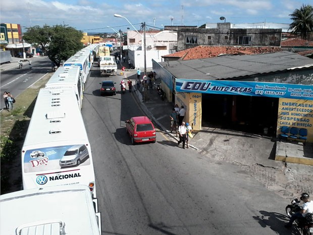 Ônibus formam fila na avenida Bernardo Vieira, na altura da Urbana (Foto: Murilo Meireles/G1)