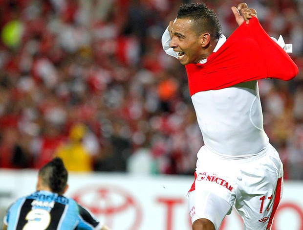 Wilder Medina gol Santa Fé jogo Grêmio (Foto: Reuters)