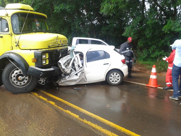 Frente do carro ficou completamente destruída depois do acidente. (Foto: Polícia Rodoviária Estadual/Divulgação)
