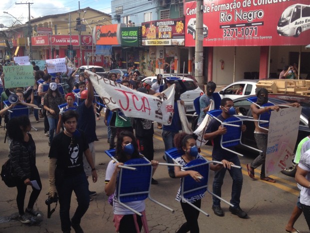 G1 Alunos que ocupam escola saem às ruas em protesto contra OSs em