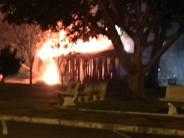 Moradores colocaram fogo em objetos em praça e queimaram ônibus em Conchal (Foto: G1)