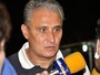 Tite recebe presentes da Fiel e brinca: ‘É nós na vitória e na derrota’