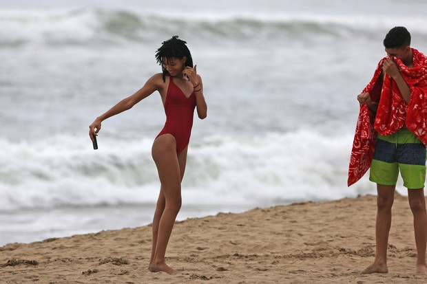 Willow Smith vai a praia com suposto namorado (Foto: Grosby Group) .