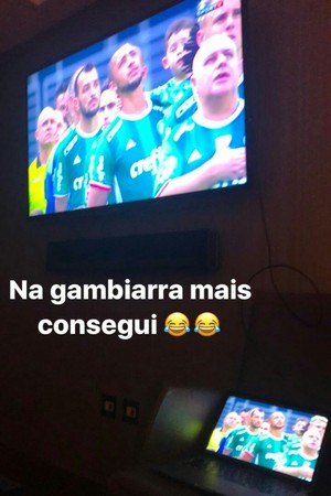 Gabriel Jesus Vendo jogo do Palmeiras (Foto: Reprodução/Instagram)