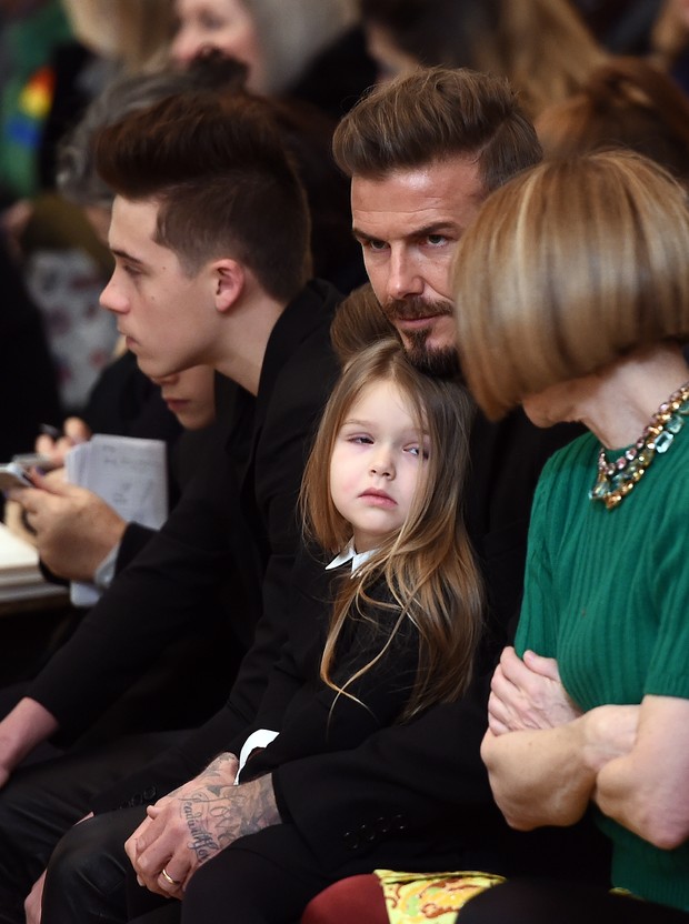 David Beckham e a filha Harper com Anna Wintour   (Foto: AFP)