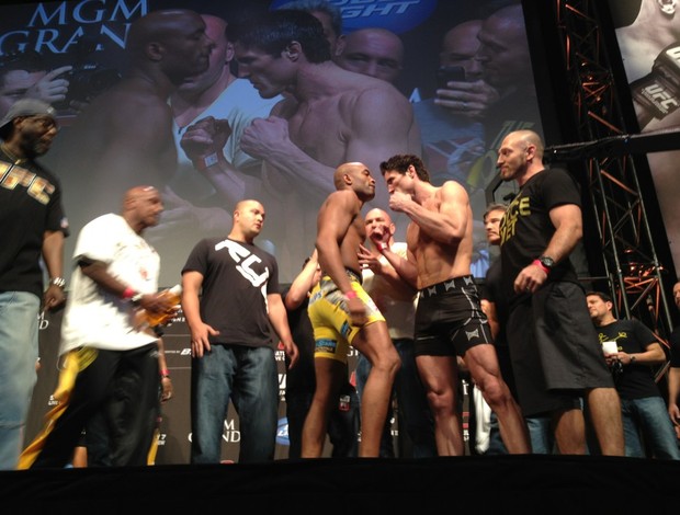 Anderson Silva x Chael Sonnen na pesagem do UFC 148 (Foto: Reprodução/ Twitter)