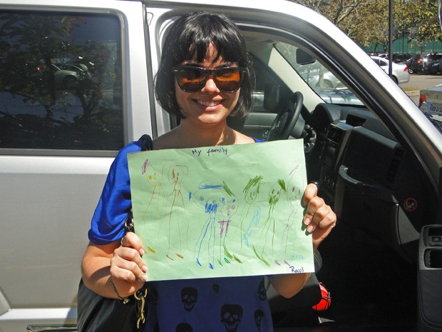 Vanessa Giácomo mostra desenho feito pelo filho que ela leva no carro (Foto: Mais Você / TV Globo)