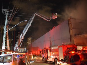 Segundo nota do supermercado, o incêndio teve inicio na área interna do estabelecimento e os funcionários imediatamente acionaram os Bombeiros  (Foto: Walter Paparazzo/G1)