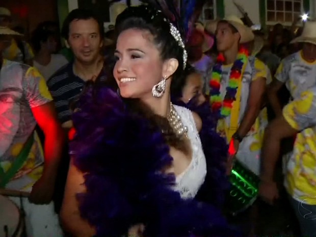 Nanda Costa desfilou em Paraty, no domingo, com o bloco Meninos do Pontal (Foto: Reprodução/TV Rio Sul) Nanda Costa desfilou em Paraty, no domingo, com o bloco Meninos do Pontal (Foto: Reprodução/TV Rio Sul)