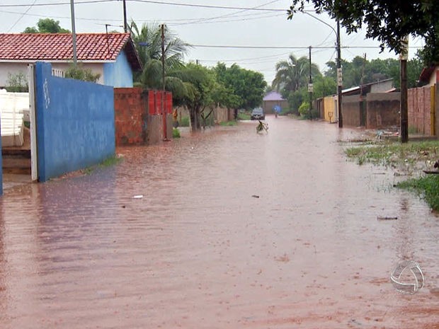 Vários pontos de Várzea Grande ficaram alagados durante a chuva. (Foto: Reprodução/TVCA)