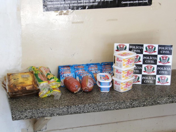 Alimentos vencidos foram apreendidos em um supermercado de Dracena (Foto: Viviane Santos/Jornal Regional)