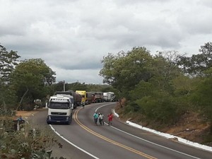 Protesto deixa congestionamento nos dois sentidos da via (Foto: Deudato Santos)