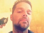 Ricky Martin corta cabelo e exibe o topetão