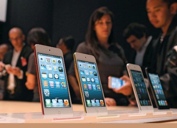 ADIANTADOS Analistas testam  o iPhone 5, da Apple, no lançamento do aparelho nos EUA.  Ele é uma das dezenas de modelos que  usam a rede 4G, de internet mais rápida  (Foto: Justin Sullivan/Getty Images)