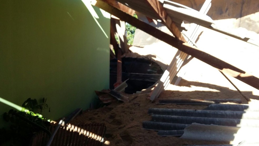 Caminhão carregado com areia tombou sobre a residência (Foto: Matheus Percinoto Silva/Cedida)