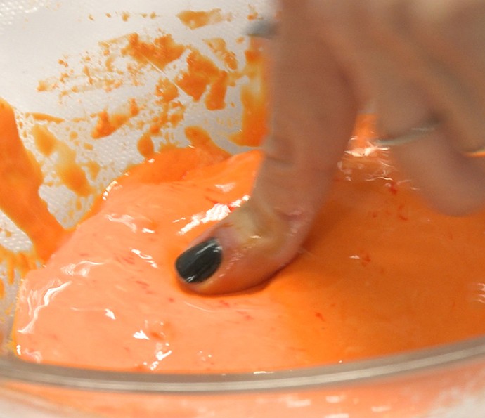 Tinta Holi: quando ela parecer líquida, mas você conseguir pressionar com o dedo, está pronta (Foto: Gshow)