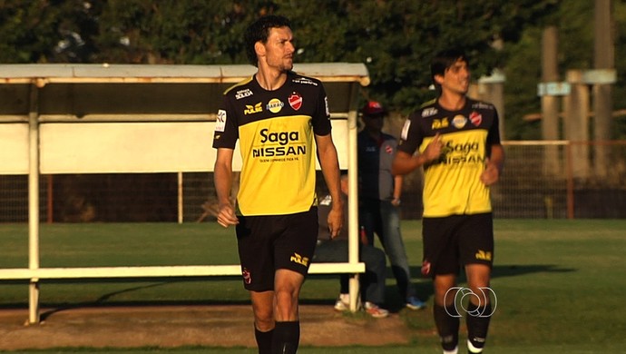 Gustavo Bastos, zagueiro do Vila Nova (Foto: Reprodução/TV Anhanguera)