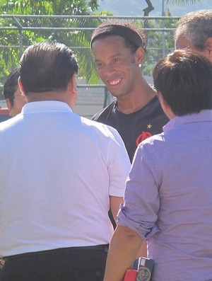 ronaldinho conversa com joel e deixa campo sorrindo (Foto: Janir Júnior / Globoesporte.com)