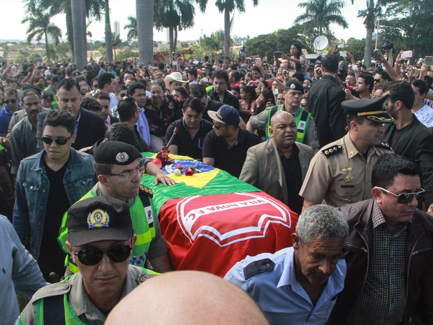 Multidão acompanha o enterro do cantor Cristiano Araújo no cemitério Jardim das Palmeiras, em Goiânia (Foto: André Costa/Estadão Conteúdo)