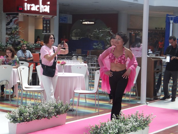 Desfile marcou a abertura do Outubro Rosa em Maceió (Foto: Carolina Sanches/G1)