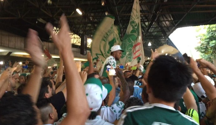 VÍDEO: Veja festa completa da chegada do Borja no aeroporto