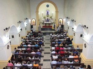 Centenas de fiéis compareceram à missa de 7º Dia do Monsenhor Bernardino (Foto: Taisa Alencar/G1)