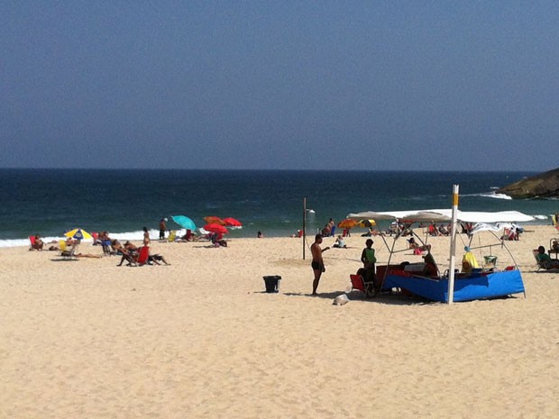 A Praia do Leblon, na Zona Sul do Rio: apesar do calor registrado neta terça (18), movimentoà beira-mar foi fraco (Foto: Marcelo Elizardo/G1)