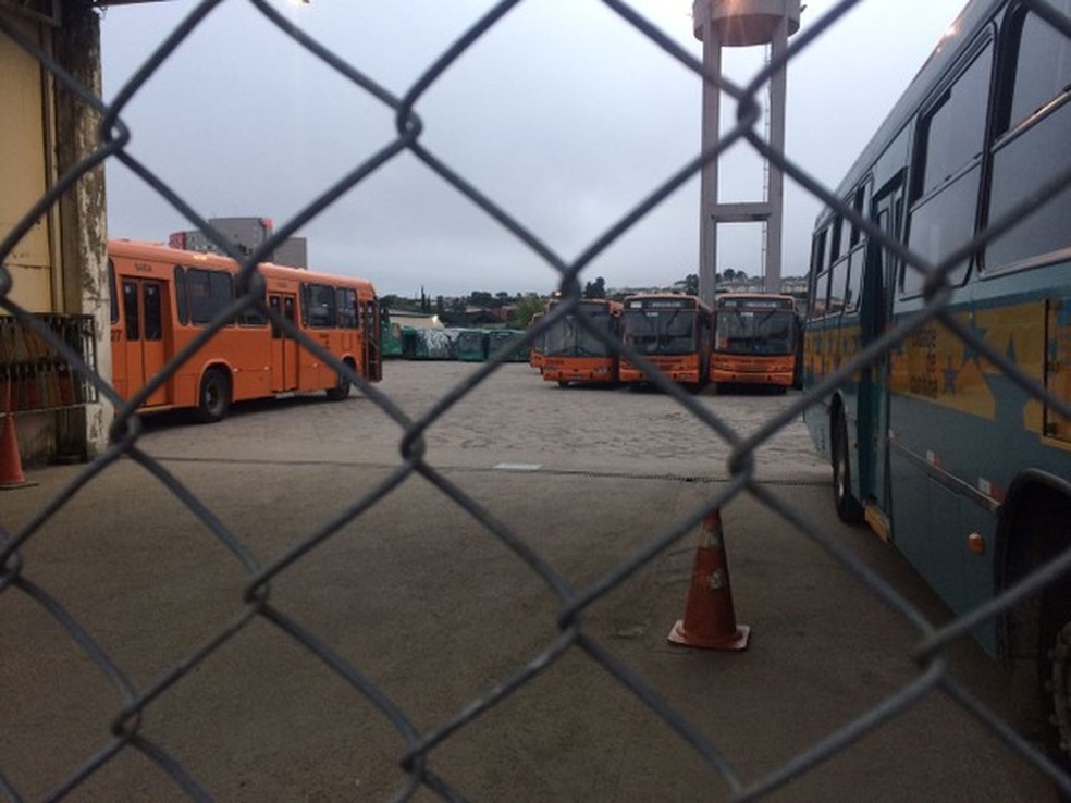 Ônibus não saíram das garagens na manhã desta quarta-feira (15) (Foto: João Salgado/RPC)