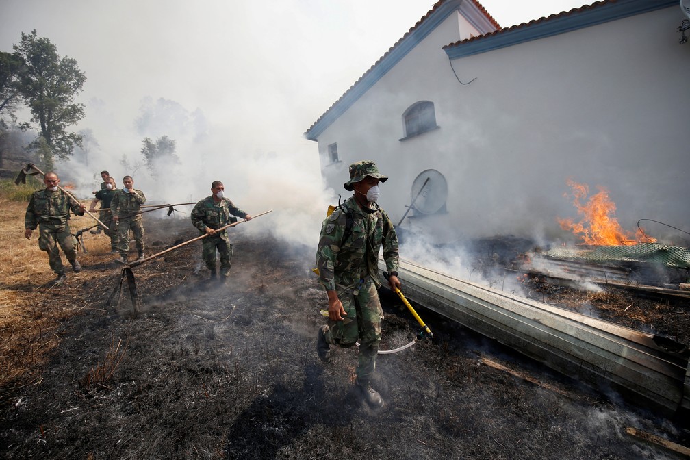Combate a incêndio em região de floresta de Portugal (Foto: Rafael Marchante/Reuters)