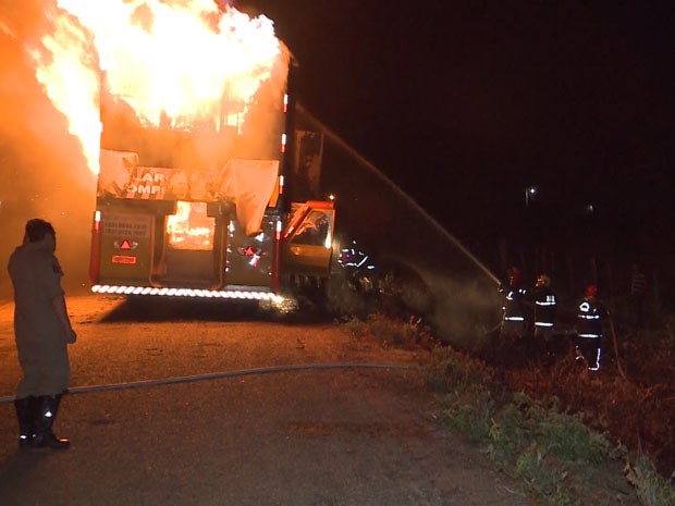 Fogo se alastrou rapidamente pela quantidade de material inflamável no veículo, de acordo com Corpo de Bombeiros (Foto: Reprodução / TV Paraíba)