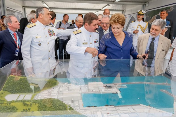 A presidente Dilma Rousseff acompanha explicação sobre o projeto de construção de submarinos nucleares (Foto: Roberto Stuckert Filho/PR)