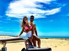 Gusttavo Lima posa agarradinho com Andressa Suita em praia do Ceará